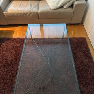 Iskun takorautainen musta lasipöytä kuin uusi 149 €.